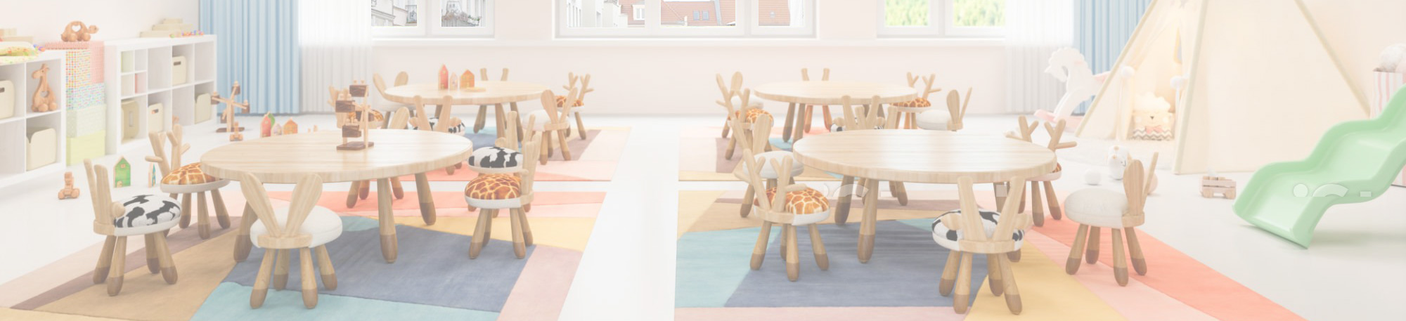 Foto mit Tischen und Stühlen in einem Kindergarten